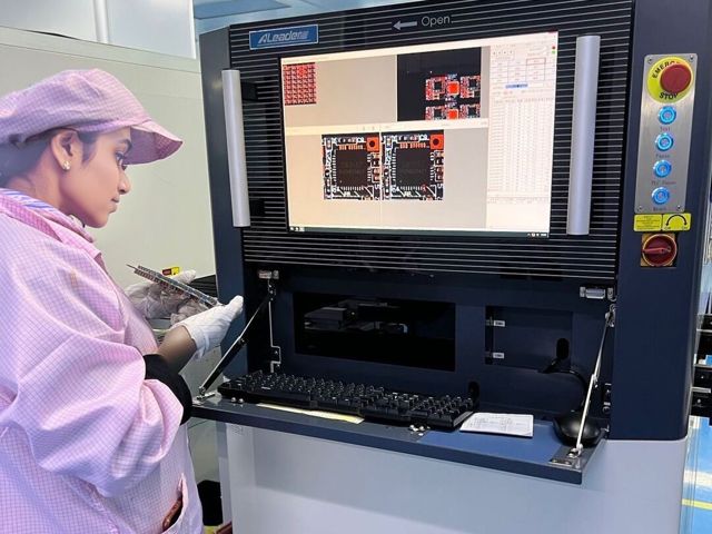 Thực tập sinh vận hành máy kiểm tra bảng mạch tại doanh nghiệp đối tác