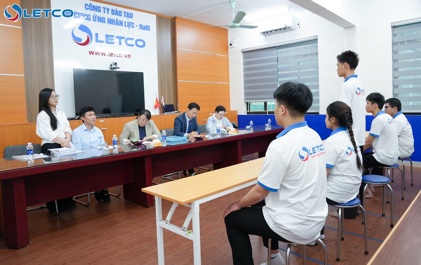 Sinh viên tham gia buổi phỏng vấn tuyển chọn tại LETCO